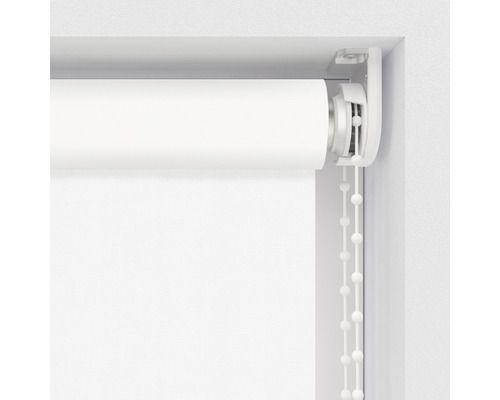 Aufrollbares Rollo mit Kettenzug am Fenster