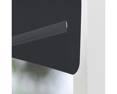 Detailansicht eines schwarzen Rollos am Fenster