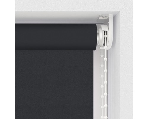 Schwarzes Rollo mit Kettenzug am Fenster