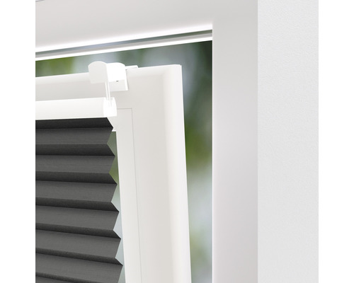 Graues Plissee am Fenster