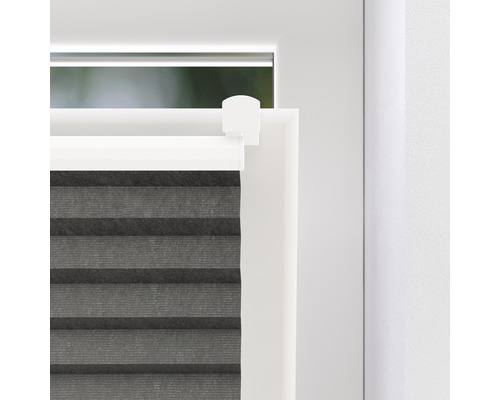 Detailansicht eines grauen Plissees am Fenster