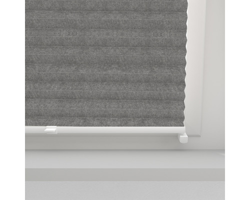 Graues Plissee am Fenster