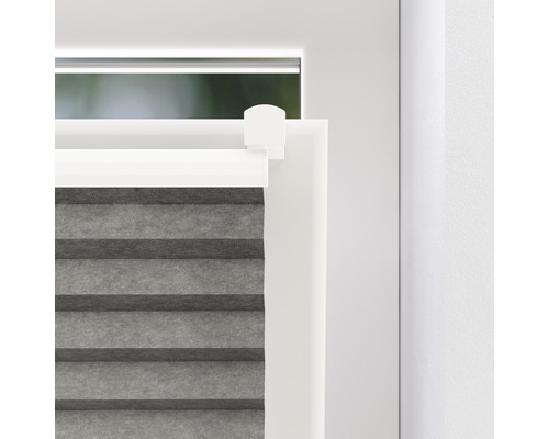 Detailansicht eines grauen Plissees am Fenster