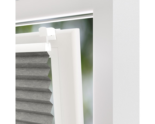 Graues Plissee am Fenster mit Klemmträgern