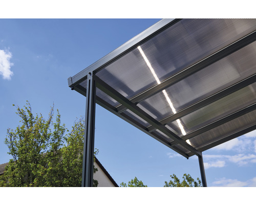 Detailansicht eines Carports mit transparenter Überdachung und stabilem Rahmen