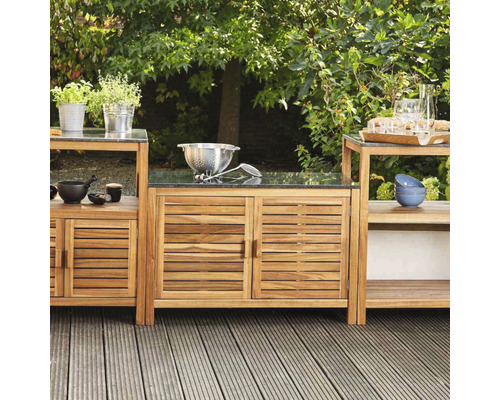 Gartenszene mit Outdoor-Küche aus Holz mit Arbeitsplatte und Schrankraum