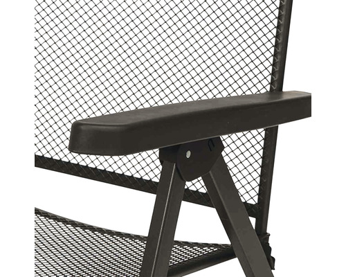 Detailaufnahme eines Gartenstuhls mit Armlehne und Metallgitter