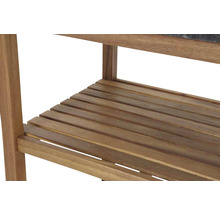 Detailansicht eines Holzregals mit Lattenrost