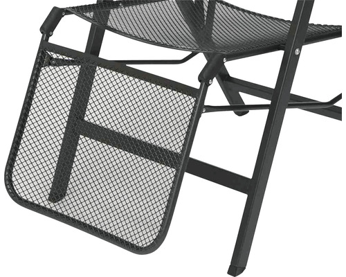 Detailansicht eines schwarzen, klappbaren Gartenstuhls mit Netzstruktur.