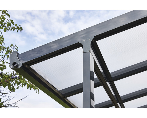 Detailansicht eines Terrassendachs mit Aluminiumrahmen und transparenten Paneelen