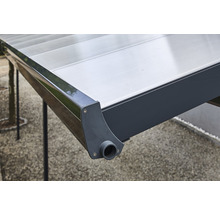 Detailansicht eines Carports mit Kunststoffdach und Regenrinne