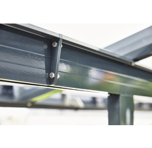 Detailaufnahme einer Metallkonstruktion, verschraubt mit Bolzen