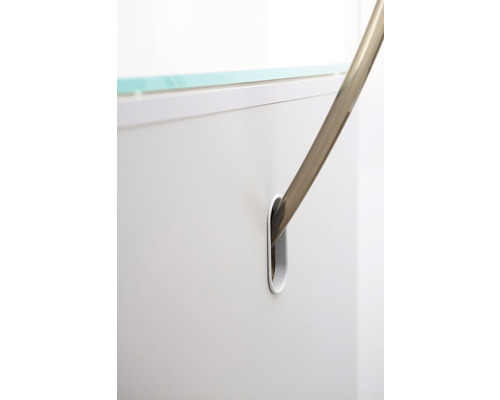 Detailansicht eines Möbelstücks mit Griffloch und eingelassenem Griff