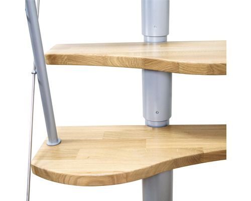 Detailaufnahme einer Wendeltreppe mit Holzstufen und Metallgeländer