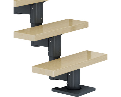 Treppe mit Stufen aus Holz und Metallkonstruktion