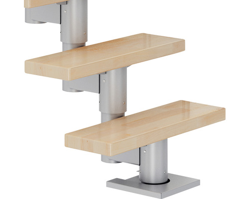 Detailaufnahme einer Raumspartreppe mit Holzstufen und Metallgeländer.