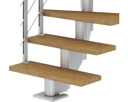 Detailaufnahme einer Spindeltreppe mit Holzstufen und silberfarbenem Geländer
