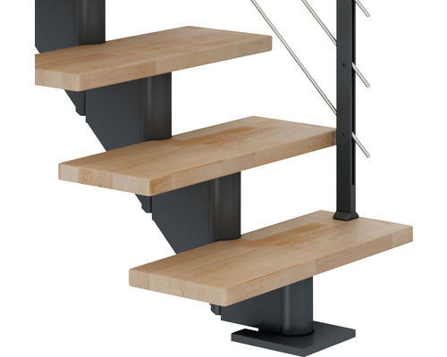 Detailaufnahme einer Treppe mit Holzstufen und Metallgeländer