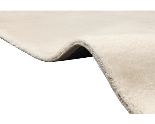 Detailansicht eines hellen Teppichs mit weicher Oberfläche