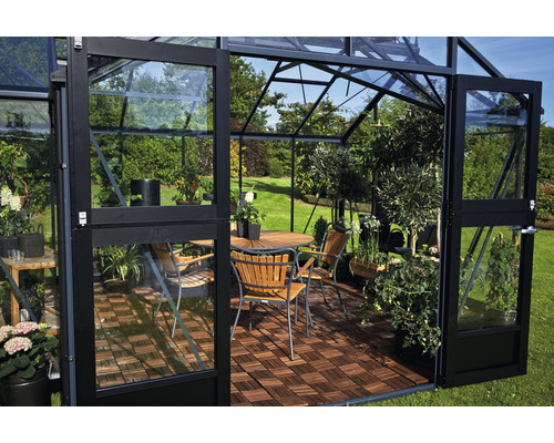Gewächshaus mit geöffneten Türen, Holzboden und Gartenmöbeln
