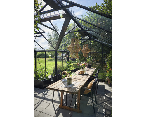 Gewächshaus mit Esstisch, Stühlen und Pendelleuchten aus Rattan