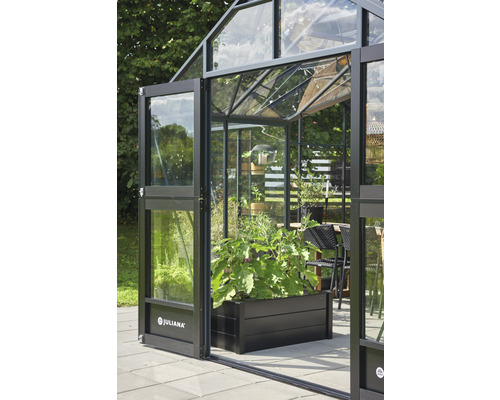 Gewächshaus mit Bepflanzung und geöffneter Tür sowie Juliana Logo