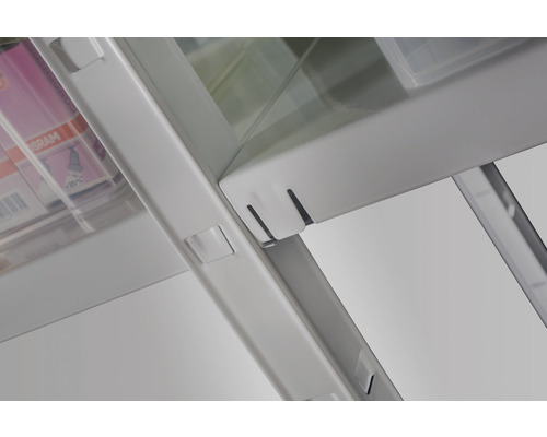 Detailansicht eines Regalsystems aus Metall