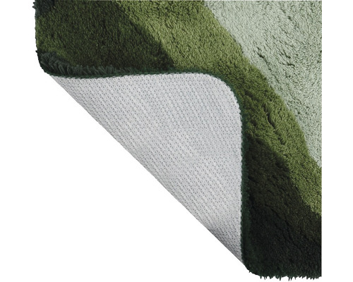 Detailansicht eines grünen Badezimmerteppichs mit rutschfester Unterseite
