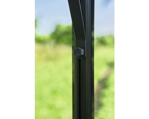 Nahaufnahme eines Fensteröffners eines Gewächshauses