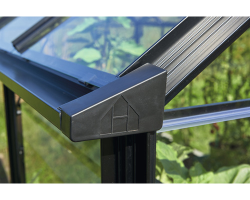 Detailansicht eines Gewächshauses mit Aluminiumrahmen und Glaseinsätzen