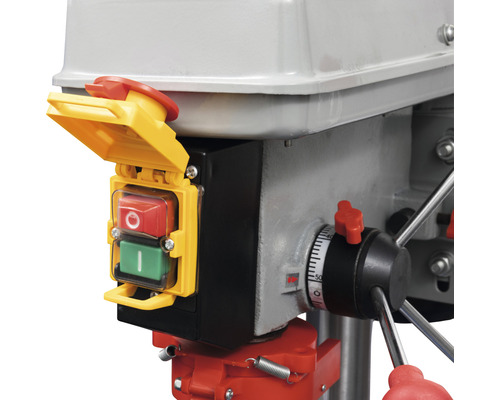 Detailansicht einer Tischbohrmaschine mit Schalter und Geschwindigkeitsregler