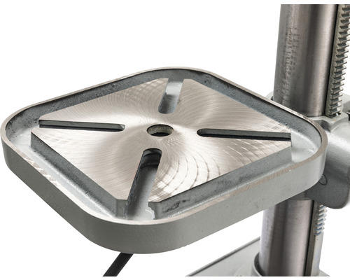 Detailaufnahme eines Maschinentisches einer Standbohrmaschine mit Aussparungen