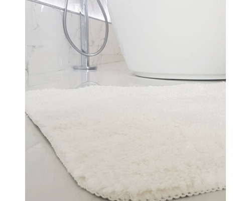 Weiche Badematte vor Badewanne