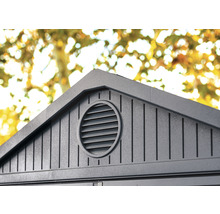 Detailansicht eines Gartenhauses mit rundem Lüftungsgitter im Giebel.