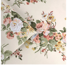 Tapetenrolle mit Blumenmuster