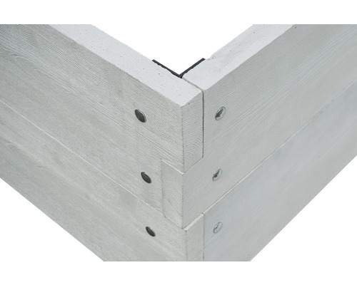 Detailansicht eines Hochbeets aus Holz mit Schrauben