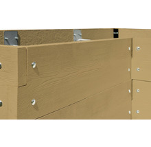 Detailansicht eines Hochbeets aus Holz mit Schrauben