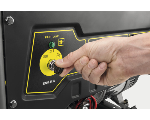 Hand startet Stromerzeuger mit Zündschlüssel