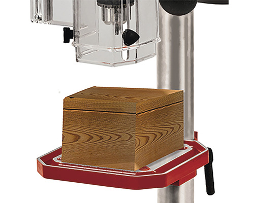 Standbohrmaschine mit Werkstück aus Holz