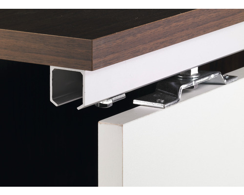 Detailansicht eines Schiebetürbeschlags mit Schiene und Befestigungselementen