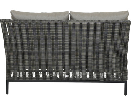 Rückansicht eines grauen Rattansofas mit Kissen