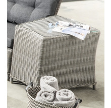 Gartentisch aus Rattan mit Glasplatte, Handtücher und Korb