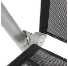 Detailansicht eines Insektenschutzgitters mit Rahmen und Drehmechanismus