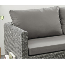 Detailansicht eines grauen Gartensofas mit Rattanstruktur, inklusive Sitz- und Rückenkissen