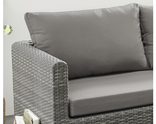 Detailansicht eines grauen Gartensofas mit Rattanstruktur, inklusive Sitz- und Rückenkissen