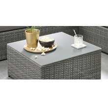 Gartentisch mit Glasplatte, Rattangeflecht und Dekorationen