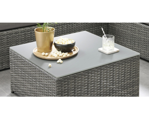 Gartentisch mit Glasplatte, Rattangeflecht und Dekorationen