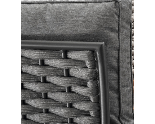 Detailansicht eines grauen Gartenstuhls mit geflochtener Rückenlehne und Sitzkissen