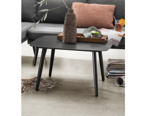 Schwarzer Couchtisch mit vier Beinen im Wohnzimmer