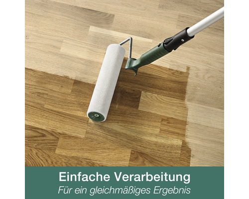 Farbroller mit Teleskopstiel zum Auftragen von Holzschutz auf einem Holzboden